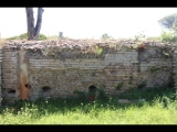 07430 ostia - regio iv - insula iii - edificio (iv,iii,2) - 2. raum von nordosten - suedostseite - 06-2024.jpg